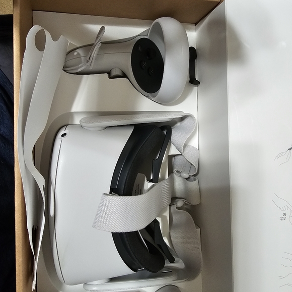 OCULUS QUEST 2  (128gb) - Picture 2 of 6